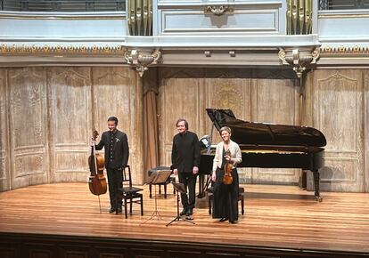 El violonchelista Jean-Guihen Queyras, el pianista Pierre-Laurent Aimard (en el centro) y la violinista Isabelle Faust, ayer viernes en Bilbao.