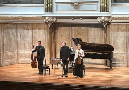 El violonchelista Jean-Guihen Queyras, el pianista Pierre-Laurent Aimard (en el centro) y la violinista Isabelle Faust, ayer viernes en Bilbao.