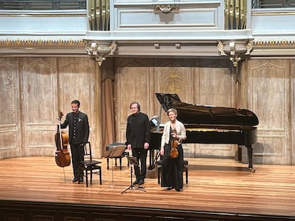 El violonchelista Jean-Guihen Queyras, el pianista Pierre-Laurent Aimard (en el centro) y la violinista Isabelle Faust, ayer viernes en Bilbao.