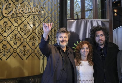 Los directores Gastón Duprat (i) y Mariano Cohn (d), y la productora de la Academia de Cine Argentino, Verónica Calvo.