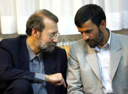 Mahmud Ahmadineyad (derecha) conversa con Alí Lariyaní durante una reunión en Teherán en mayo de 2006.