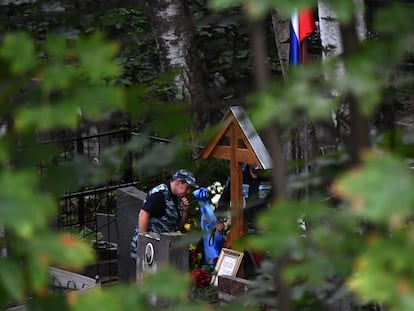 Un miembro de las fuerzas de seguridad rusas, junto a la tumba de Yevgueni Prigozhin, este martes en un cementerio de San Petersburgo.