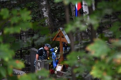 Un miembro de las fuerzas de seguridad rusas, junto a la tumba de Yevgueni Prigozhin, este martes en un cementerio de San Petersburgo.