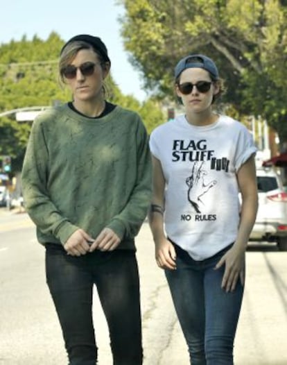 Kristen Stewart y Alicia Cargile saliendo de un restaurante en el Memorial Day en Los Ángeles