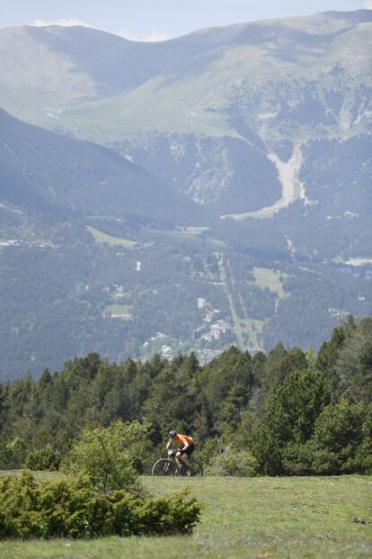 Un ciclista de la Transpyr con La Molina de fondo.