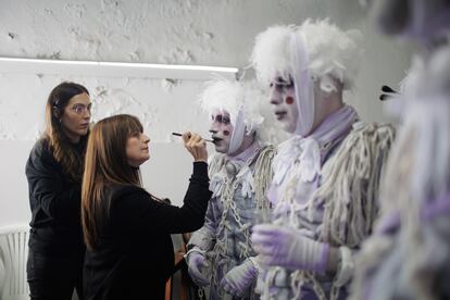 La popularización del Carnaval de Cádiz a nivel nacional, la mejora en la realización audiovisual y la calidad de retransmisión ha afectado de forma directa en la caracterización del Carnaval. “Cada año crece más la puesta en escena, antes era más casero”, explica Azucena García, maquilladora y dueña de Desero MK.