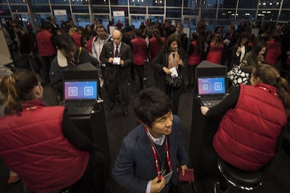 Asistentes llegan a la feria Mobile World Congress, el 26 de febrero.