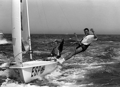 Theresa Zabell (izquierda) y Patricia Guerra celebran su victoria en la clase 470 de vela femenina, el 3 de agosto de 1992.