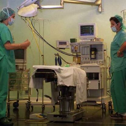 Personal sanitario de un hospital público del País Vasco prepara un quirófano.