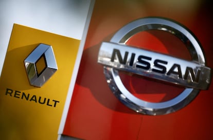 Logos de las automovilísticas Nissan y Renault.