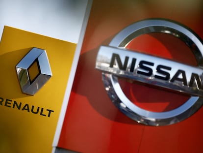 Logos de las automovilísticas Nissan y Renault.