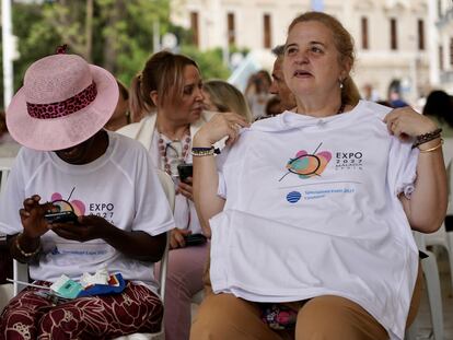 Dos mujeres con camisetas en apoyo de la candidatura de la Expo Málaga 2027, durante la retransmisión en directo a la 172 Asamblea del BIE en la que excluyó Málaga como sede de la Exposición Internacional.