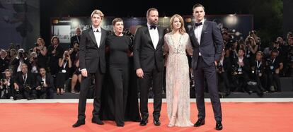 Desde la izquierda, el actor británico Joe Alwyn, la actriz británica Olivia Colman, el director griego Yorgos Lanthimos, la actriz estadounidense Emma Stone y el actor británico Nicholas Hoult, posan a su llegada a la presentación de la película "The Favourite", durante el Festival Internacional de Cine de Venecia (Italia).