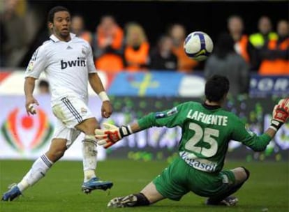 Marcelo marca el tercer gol del Madrid al Sporting.