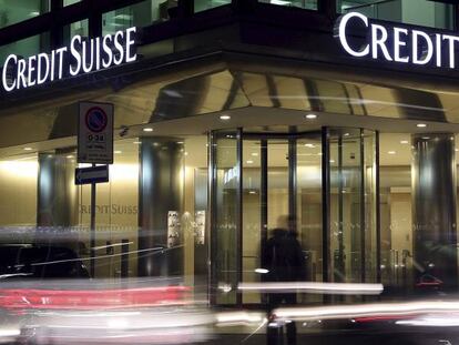 El logo de Credit Suisse en una oficina de Milán, Italia.