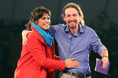 Teresa Rodr&iacute;guez, candidata de Podemos a la Junta de Andaluc&iacute;a y Pablo Iglesias, secretario general del partido, sonr&iacute;en en el escenario tras el mitin de Sevilla.