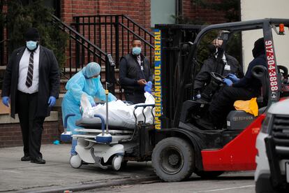 Personal sanitario acomoda en un montacargas a un fallecido por coronavirus en el hospital Central de Brooklyn el 30 de marzo.