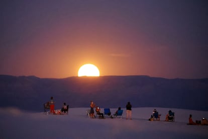 Ciudadanos se reúnen para observar la gran luna llena de agosto este lunes en el Parque Nacional White Sands, Nuevo México, Estados Unidos. 