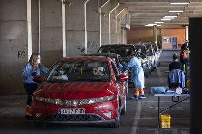 Reanudación de la vacunación con Astrazeneca, en el garaje del estadio Nuevo Colombino perteneciente al Recreativo de Huelva.