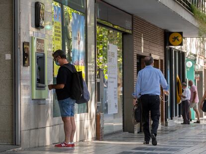 Oficinas de Bankia y La Caixa, en la calle Reyes Católicos de Sevilla.