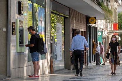 Oficinas de Bankia y La Caixa en la calle Reyes Católicos, Sevilla.