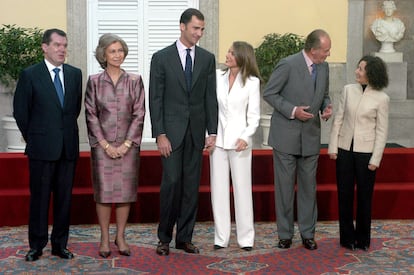 El príncipe Felipe y doña Letizia celebraron la pedida de mano el 6 de noviembre de 2003. En la foto, aparecen junto al rey Juan Carlos I, la reina Sofía, Jesús Ortiz y Paloma Rocasolano, los padres de la novia.