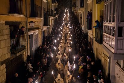 Penitentes del Cristo de la Buena Muerte durante la procesión en Zamora (España).