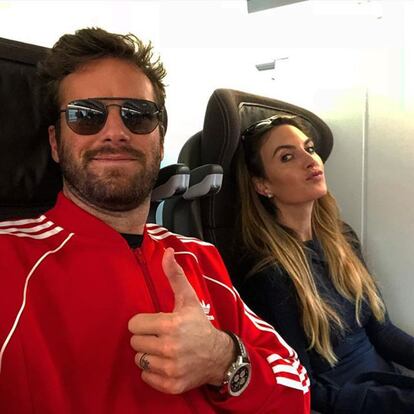 Con este pie de foto, Hammer apostaba por otro clásico de Adidas. Todo al rojo para viajar en tren con su mujer, la actriz Elizabeth Chambers.