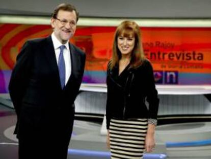 El presidente del Gobierno, Mariano Rajoy, junto a la periodista Gloria Lomana, momentos antes de la entrevista que ha concedido esta noche en Antena 3 Televisión.