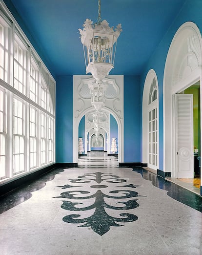 Las paredes del casino estaban pintadas por un tono azul elegido por Dorothy Draper para templar el ánimo de los jugadores.