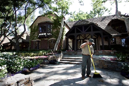 A las construcciones ya existentes, el artista añadió dos casas de invitados, de 500 metros cuadrados cada una.