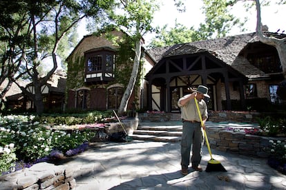 A las construcciones ya existentes, el artista añadió dos casas de invitados, de 500 metros cuadrados cada una. 