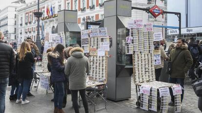 Uno de los múltiples puestos de venta de lotería en la Puerta del Sol, en Madrid.