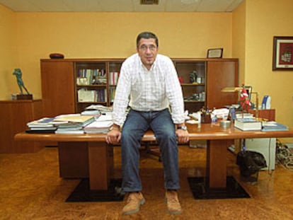 El secretario general de los socialistas vascos, Patxi López, en su despacho.