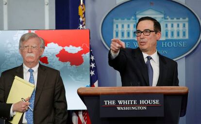 O secretário do Tesouro, Steven Mnuchin (à direita), e o conselheiro de Segurança Nacional, John Bolton, na segunda-feira na Casa Branca.