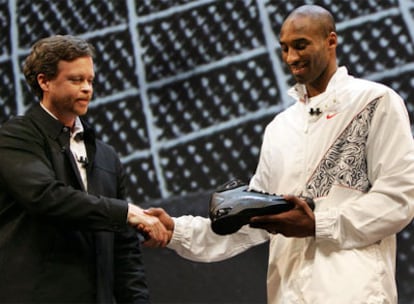 Mark Parker, presidente de Nike, y Kobe Bryant, el pasado lunes durante la presentación de la nueva zapatilla Hyperdunk.