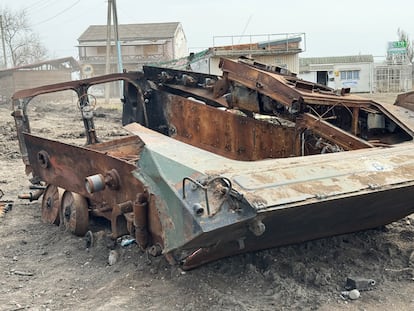 A Soviet-made Ukrainian T-72 tank destroyed by a Russian missile.