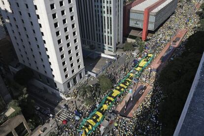 Em São Paulo, faixa cobra a saída de Dilma do Governo.