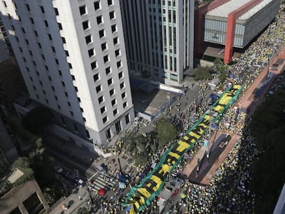 Em S&atilde;o Paulo, faixa cobra a sa&iacute;da de Dilma do Governo. 