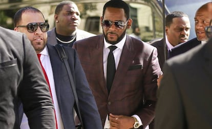 R. Kelly (centro), el pasado 26 de junio en el tribunal de Chicago.