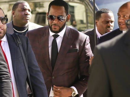 R. Kelly (centro), el pasado 26 de junio en el tribunal de Chicago.