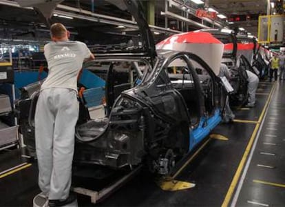 Un trabajador de Renault en una planta de la marca francesa en Sandvouille.