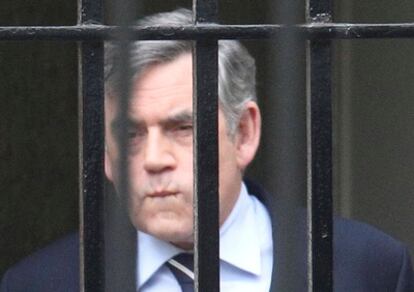 Gordon Brown abandona el número 10 de Downing Street.