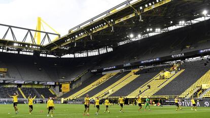 Los jugadores del Dortmund se dirigen, como tras cada partido, a la grada para festejar la victoria. Sin embargo, este sábado no había nadie en el imponente fondo amarillo. Su particular homenaje a su hinchada.