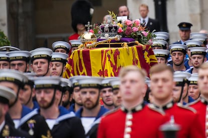 El féretro de Isabel II, escoltado por soldados de los distintos ejércitos, era trasladado a la abadía de Westminster.