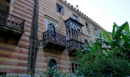 Ventanas sin protección en el tercio abandonado del Ayuntamiento de Sanlúcar, donde languidece una biblioteca egipcia que inspiró el emblema del Ejército del Aire.