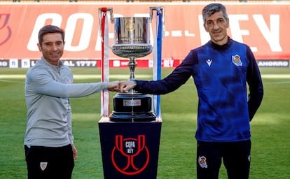 Los entrenadores del Athletic Club, Marcelino García Toral, y la Real Sociedad, Imanol Alguacil, posan ante el trofeo en la jornada previa a la final de la Copa del Rey correspondiente al año 2020 que disputarán mañana en el estadio de La Cartuja, en Sevilla.