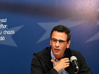 Venezuelan opposition leader Henrique Capriles Radonski speaks during a press conference in Caracas, on August 11, 2021. (Photo by Federico PARRA / AFP)