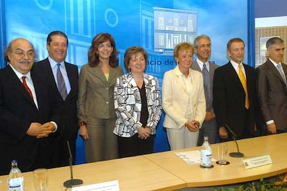 Los expertos de la Cosce, junto a la ministra María José San Segundo y la vicepresidenta del Gobierno, ayer en La Moncloa.