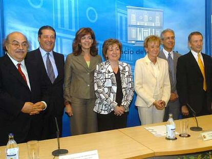 Los expertos de la Cosce, junto a la ministra María José San Segundo y la vicepresidenta del Gobierno, ayer en La Moncloa.